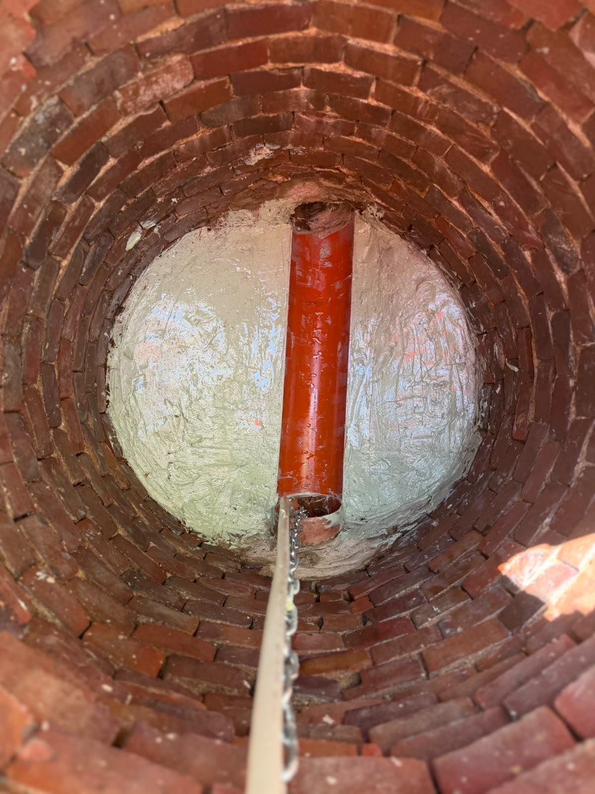 Fachkraft in Schutzausrüstung im Schacht