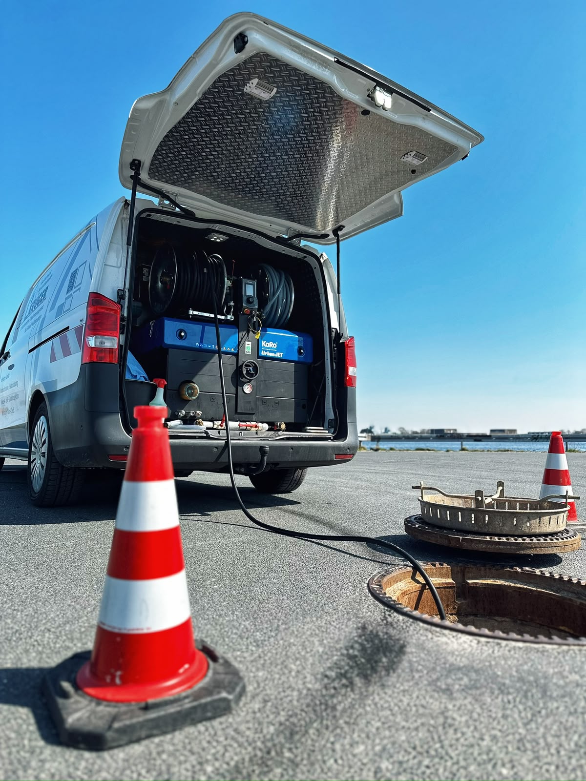 Servicefahrzeug von Haustechnik & WasserschadenHilfe Krüger im Einsatz